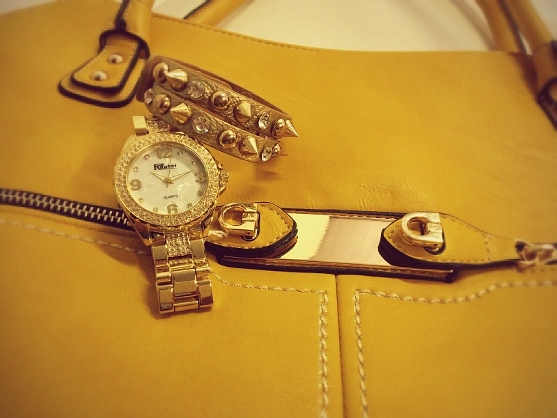 Damenhandtasche mit Raptor Damenarmbanduhr und Wickelarmband im Style Trend 2014