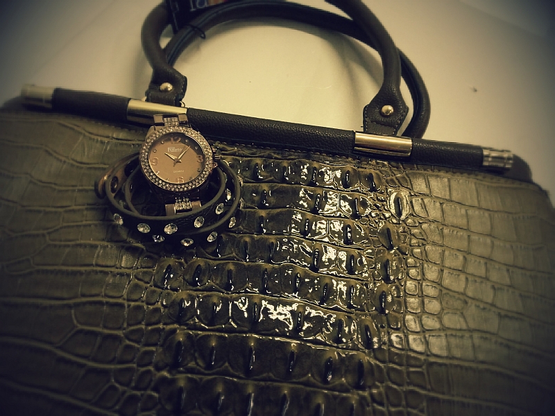 Damenhandtasche im Krokolook mit Raptor Damenarmbanduhr und Wickelarmband im Style Trend 2014
